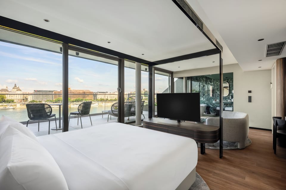 Luxury Studio | Hypo-allergenic bedding, down comforters, memory foam beds, minibar