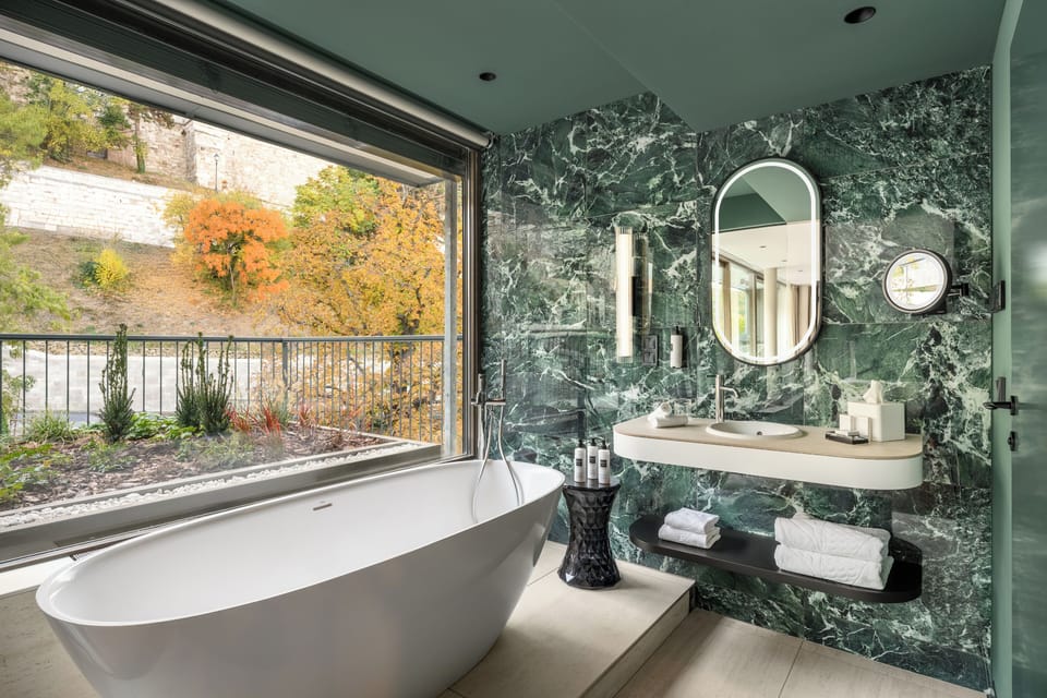 Luxury Studio | Deep soaking bathtub