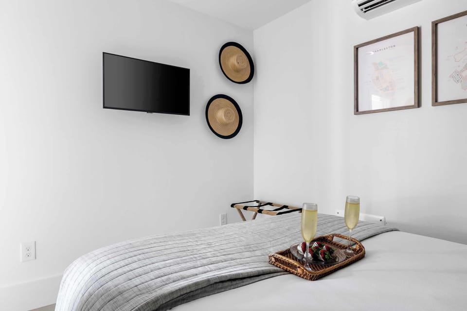 Common Room: Queen Bed