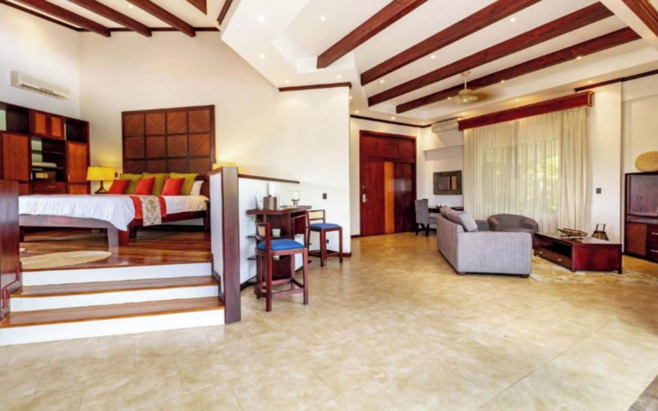 Suite Nyuri | In-room safe, desk, blackout drapes, free WiFi