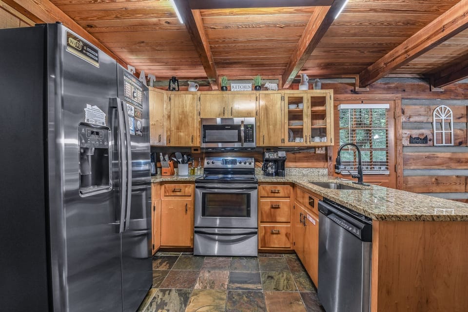 Cabin, 3 Bedrooms | Private kitchen | Fridge, oven, coffee/tea maker