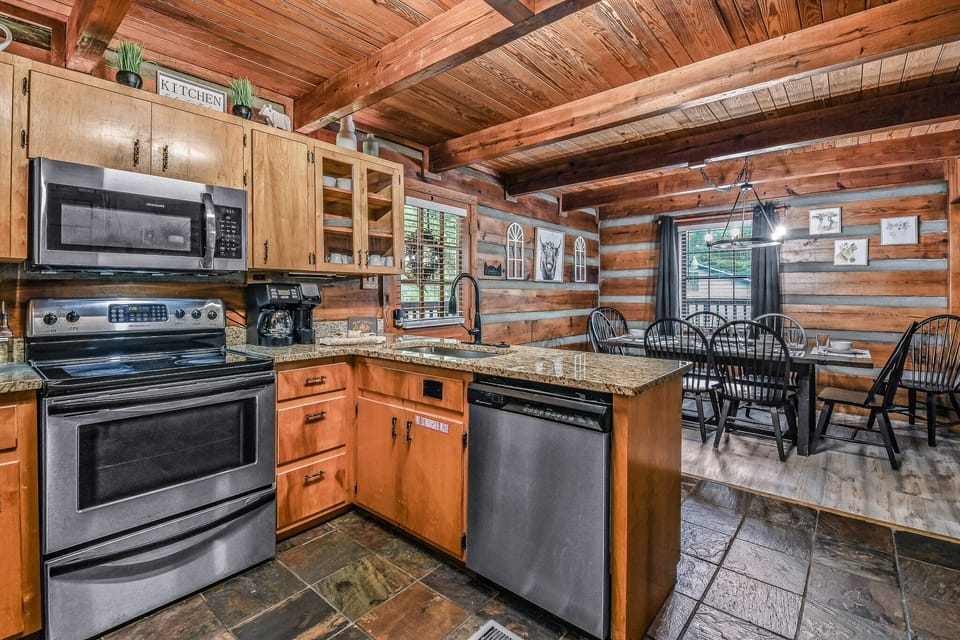 Cabin, 3 Bedrooms | Private kitchen | Fridge, oven, coffee/tea maker