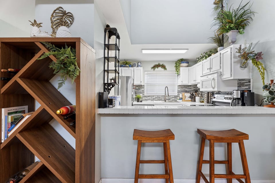 Condo, 2 Bedrooms | Private kitchen | Fridge, oven, stovetop, coffee/tea maker