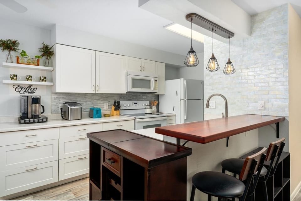 Condo, 2 Bedrooms | Private kitchen | Fridge, oven, stovetop, coffee/tea maker