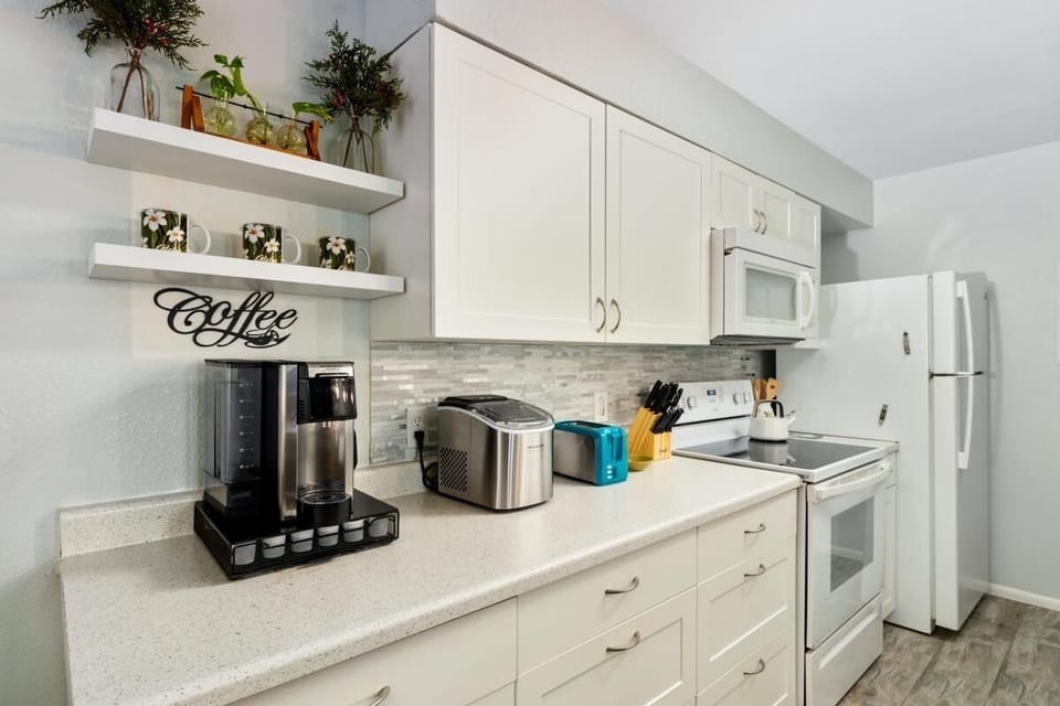 Condo, 2 Bedrooms | Private kitchen | Fridge, oven, stovetop, coffee/tea maker