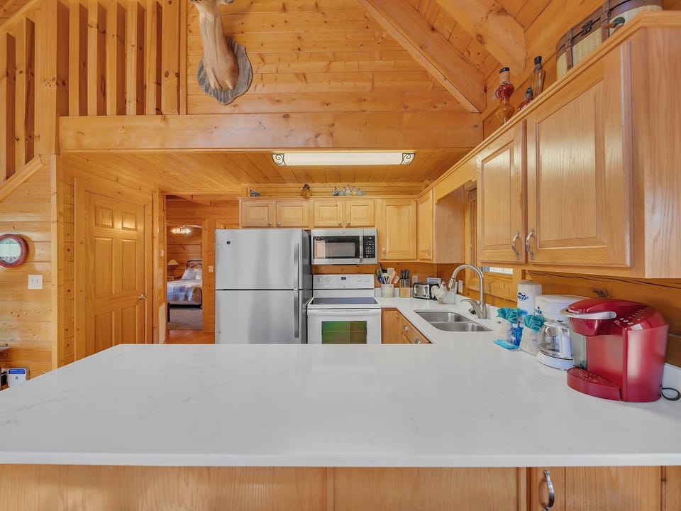 Cabin, 5 Bedrooms | Private kitchen | Fridge, oven, coffee/tea maker, toaster