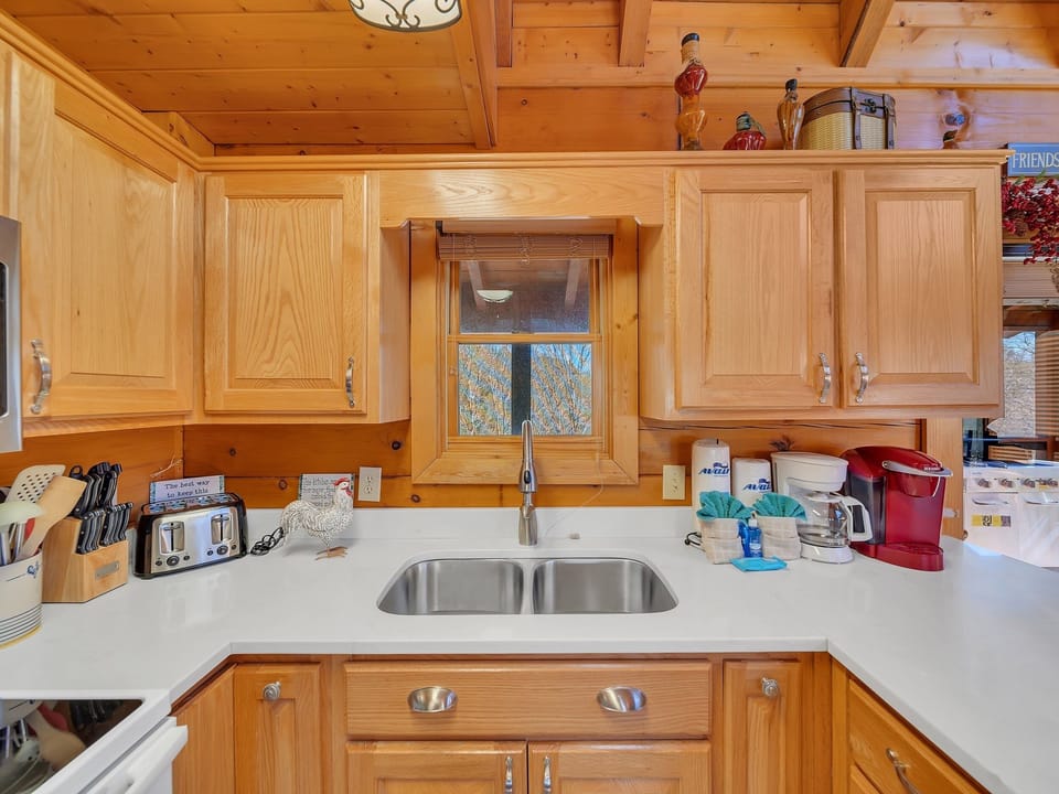 Cabin, 5 Bedrooms | Private kitchen | Fridge, oven, coffee/tea maker, toaster