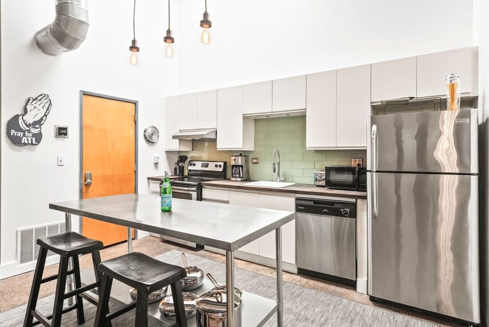 Fully equipped kitchen with working island