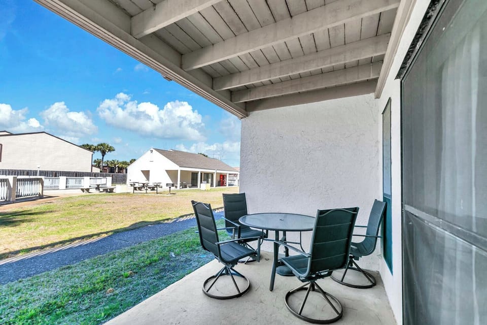 Outdoor dining on the patio