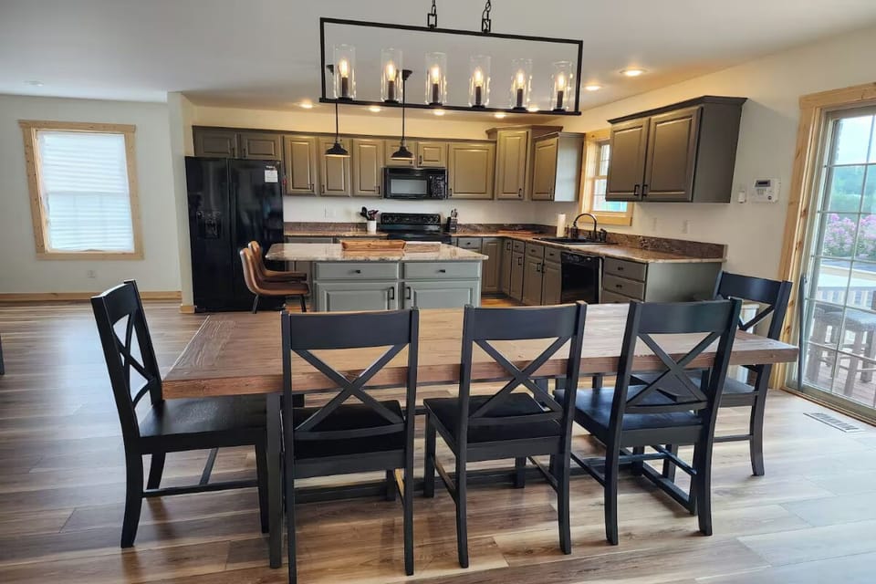 Three Horizons Retreat's inviting dining area