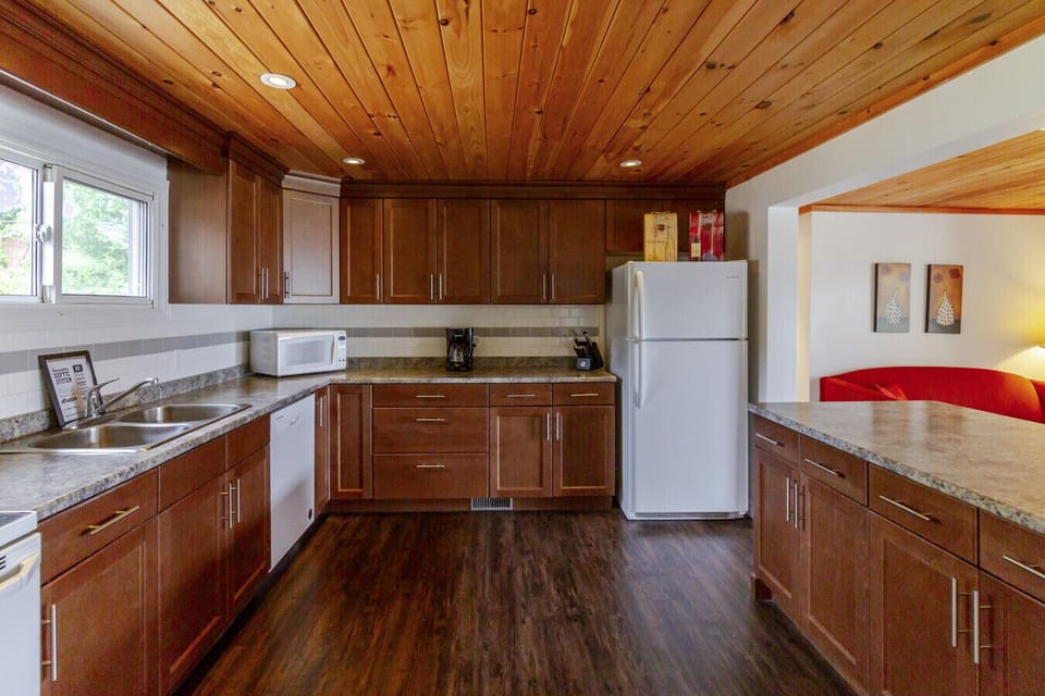 Large kitchen to prepare your meals, island with stools for breakfast or a coffee break