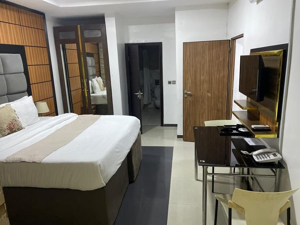 Family Suite, Balcony, Courtyard View