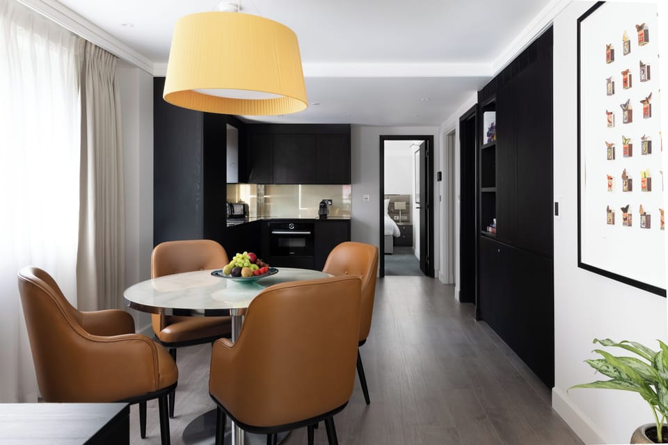 Full-size fridge, microwave, oven, stovetop