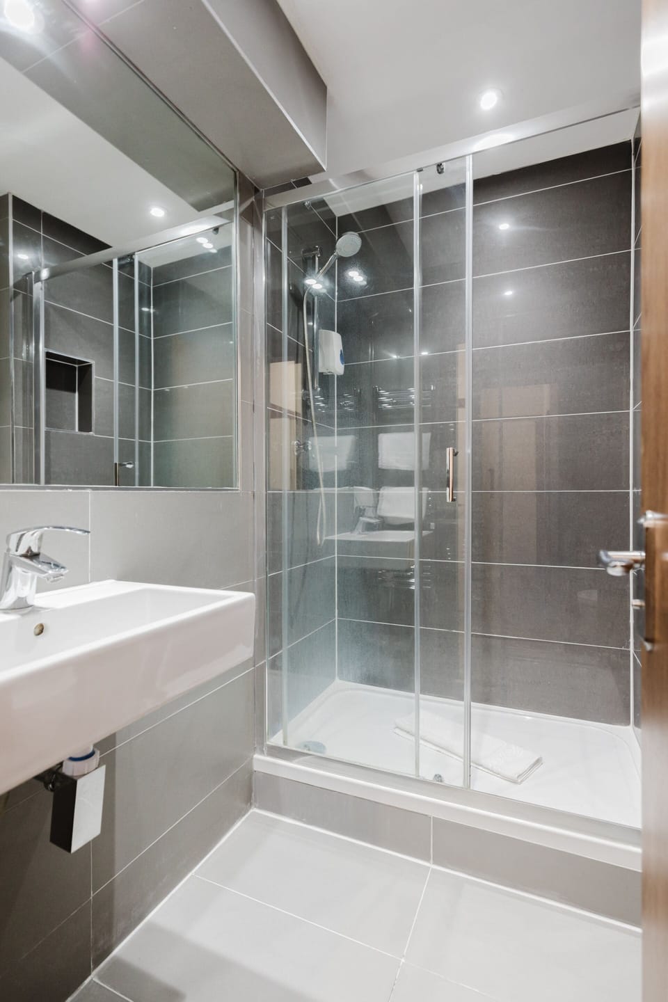 Standard Double Room, Ensuite | Bathroom | Shower, free toiletries, hair dryer, towels