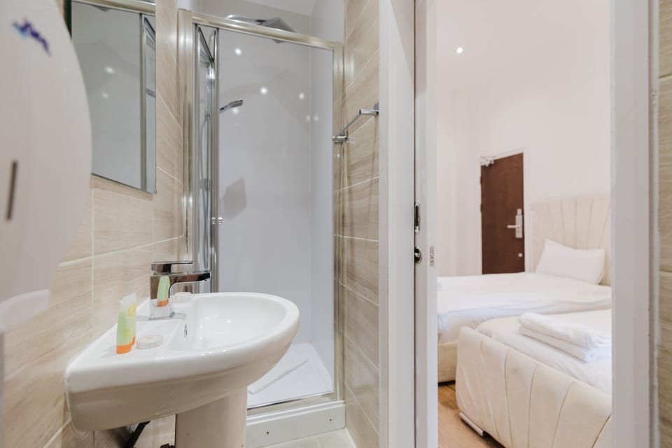 Standard Triple Room, Ensuite | Bathroom | Shower, free toiletries, hair dryer, towels