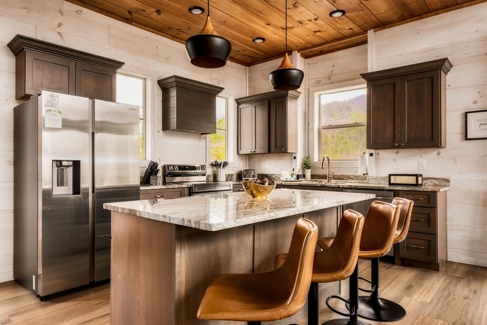 Contemporary well equipped kitchen!