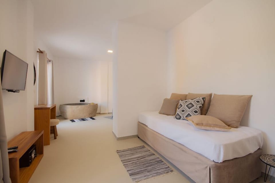 Suite | In-room safe, desk, laptop workspace, blackout drapes