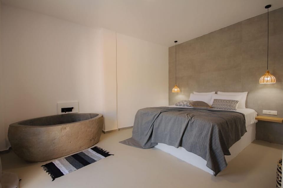 Suite | In-room safe, desk, laptop workspace, blackout drapes