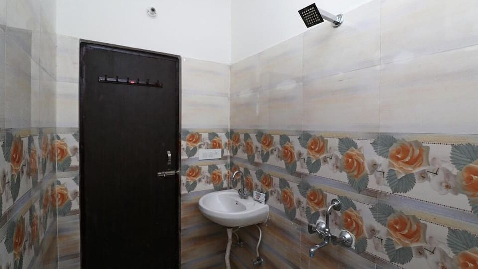 Deluxe Double Room, City View | Bathroom | Free toiletries, towels, soap, shampoo