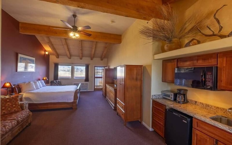 Deluxe Single Room, Pets Not Allowed, Lake View | Desk, laptop workspace, blackout drapes, free cribs/infant beds