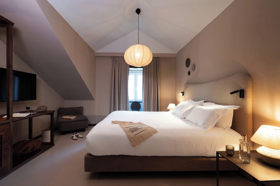 Deluxe Double or Twin Room | Minibar (some free items), in-room safe, soundproofing, WiFi (free)
