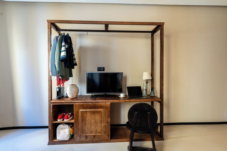 Deluxe Double or Twin Room | Minibar (some free items), in-room safe, soundproofing, WiFi (free)
