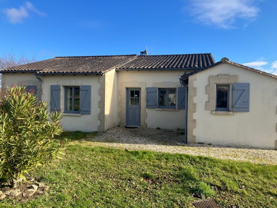 Detached villa with own pool and parking