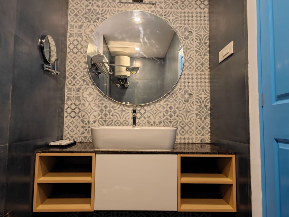 Comfort Double Room, Garden View | Bathroom | Shower, free toiletries, hair dryer, towels