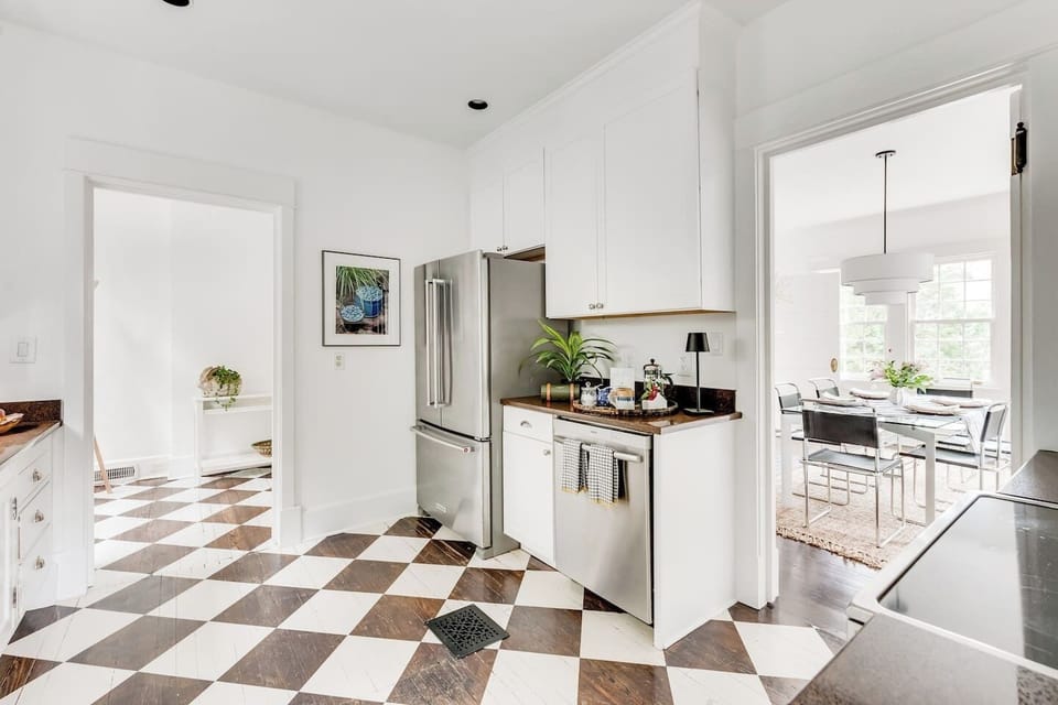 Full Kitchen: Stylish design with modern appliances and chic flooring. 