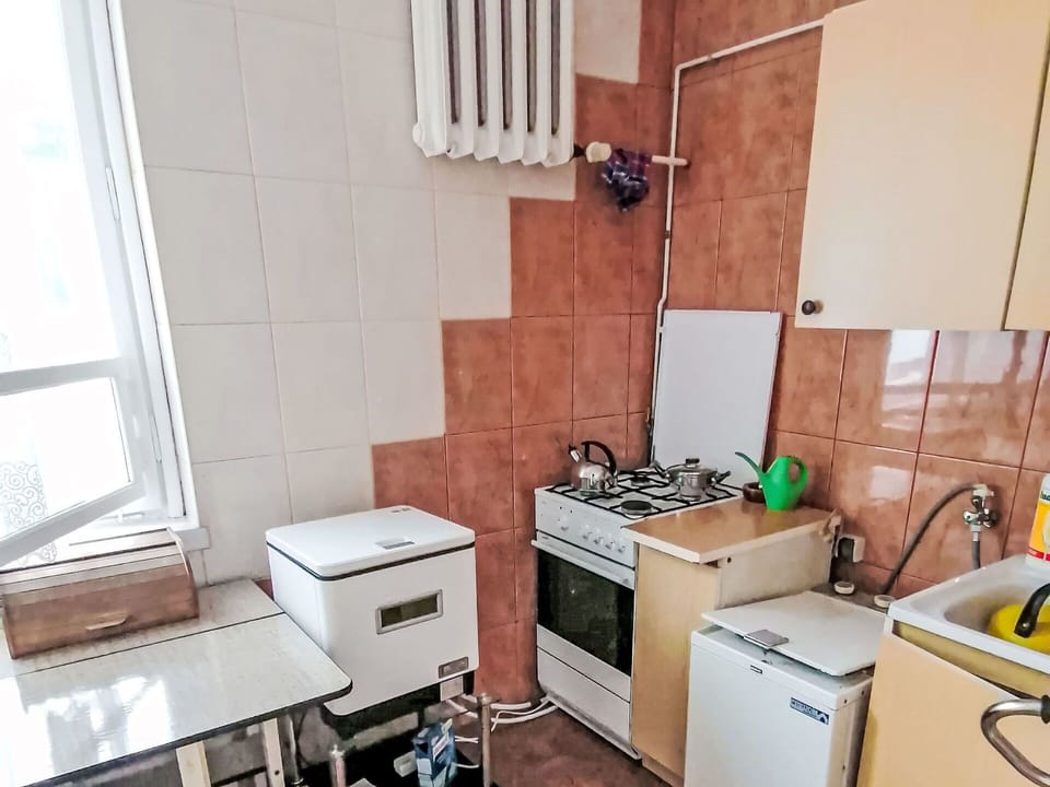 Kitchen Appliance, Major Appliance, Flooring, Floor, Home Appliance, Cabinetry, Furniture, Kitchen, Countertop, Room