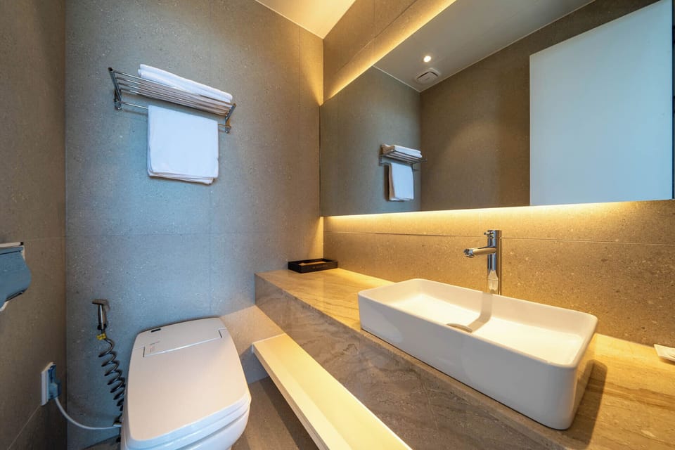 Beranda Suite Room | Bathroom | Free toiletries, hair dryer, towels, soap