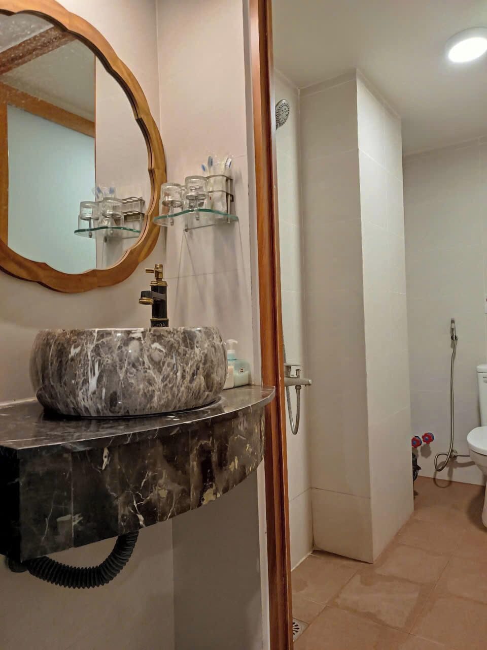 Basic Studio | Premium bedding, blackout drapes, WiFi (free), bed sheets