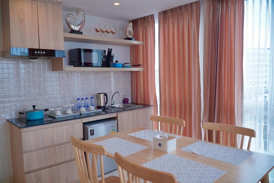 Family Suite | Private kitchen | Fridge, microwave, oven, espresso maker