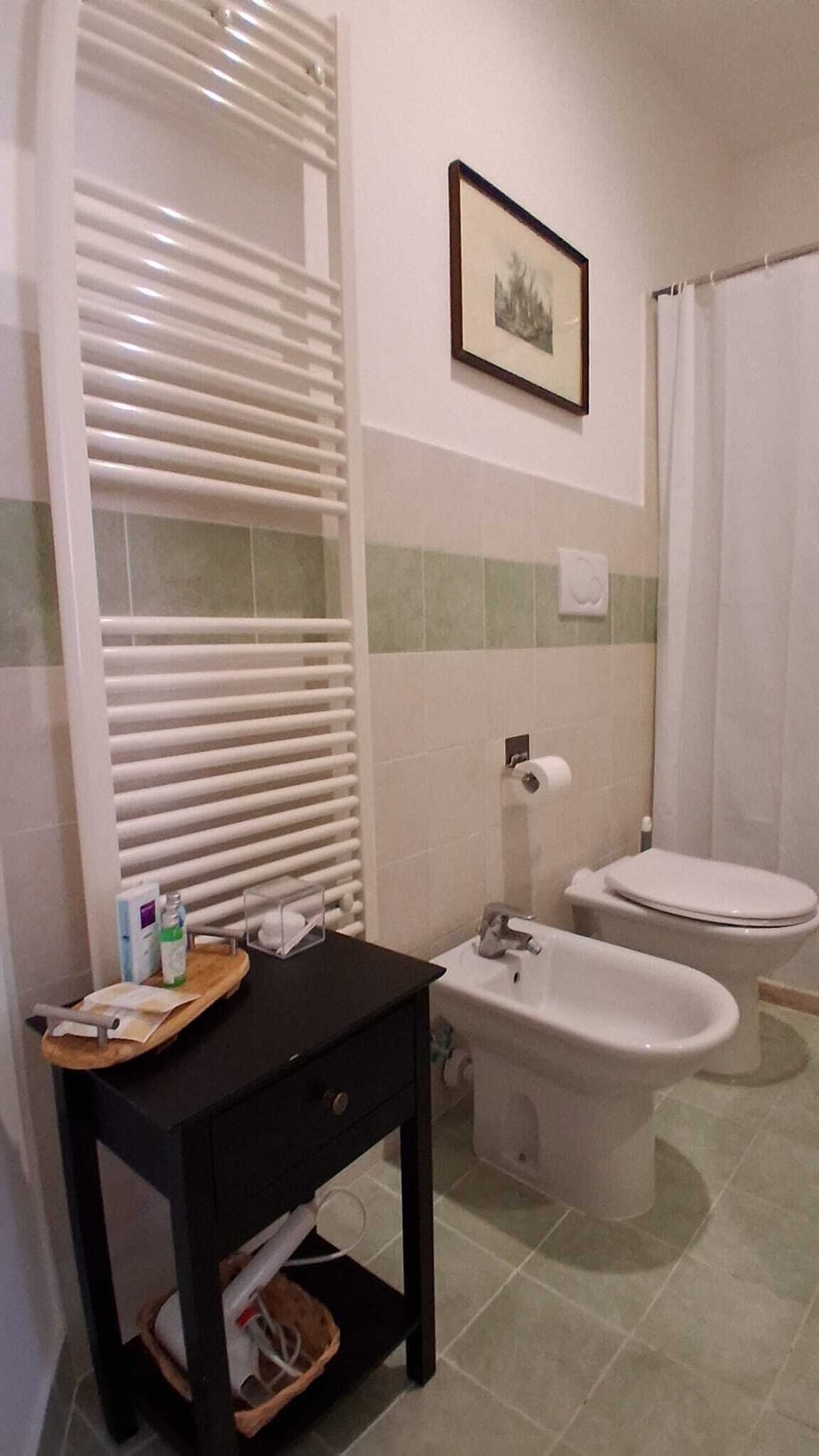 Deluxe Double Room, Non Smoking, Private Bathroom | Bathroom | Shower, hair dryer, bidet, towels