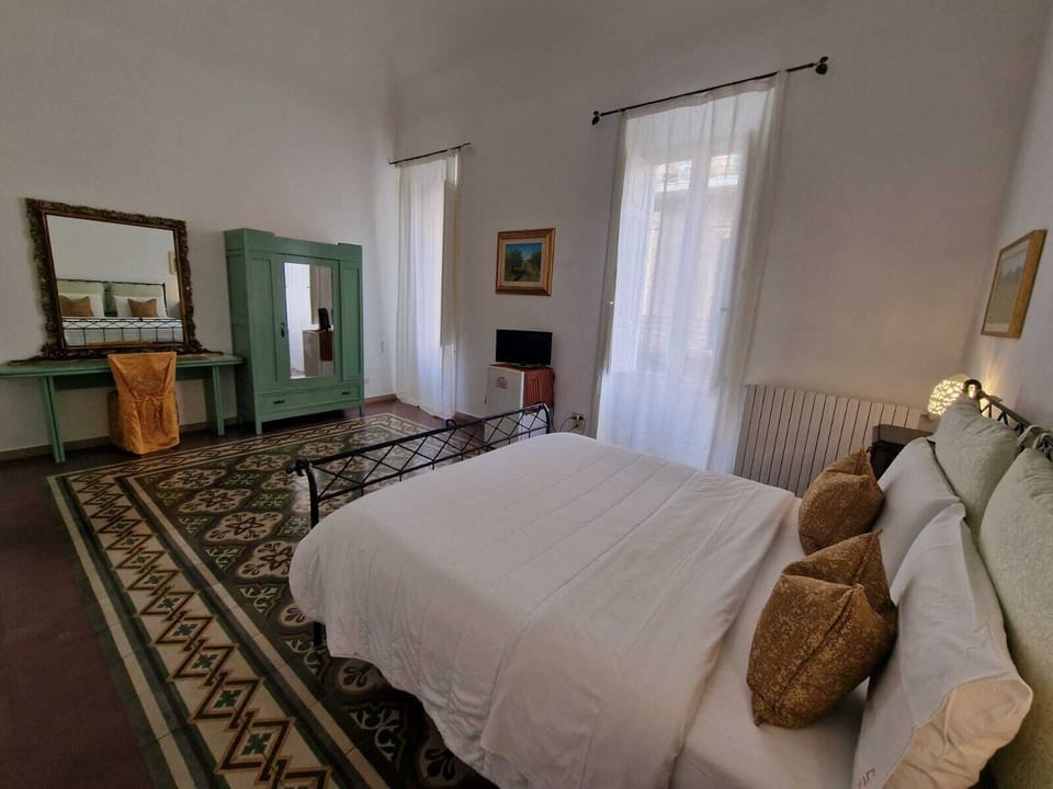 City Double Room, Non Smoking, Air conditioning | Laptop workspace, iron/ironing board, bed sheets