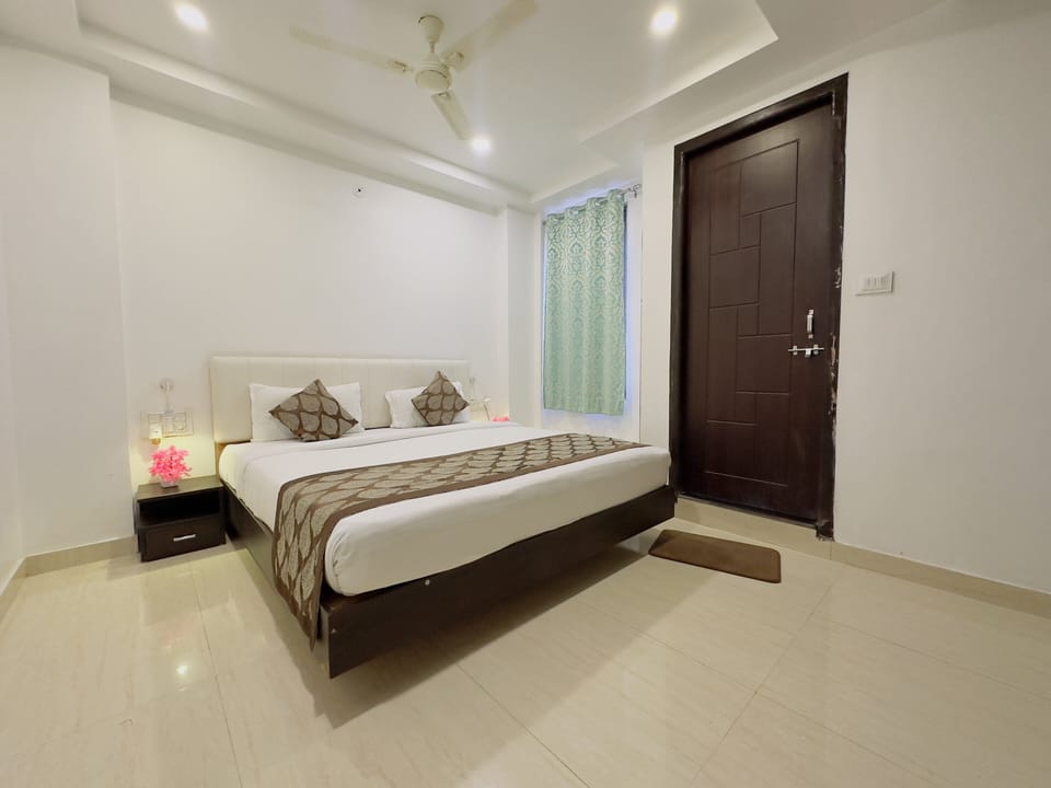 Deluxe Room | Hypo-allergenic bedding, individually decorated, iron/ironing board