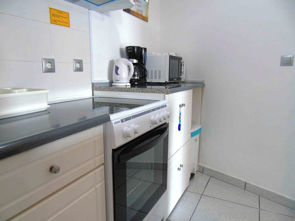 Basic Apartment, Sea View | Private kitchen | Electric kettle, toaster