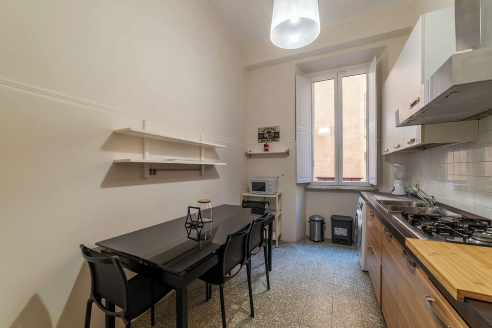Apartment, 3 Bedrooms, 2 Bathrooms | Private kitchen | Electric kettle, dining tables