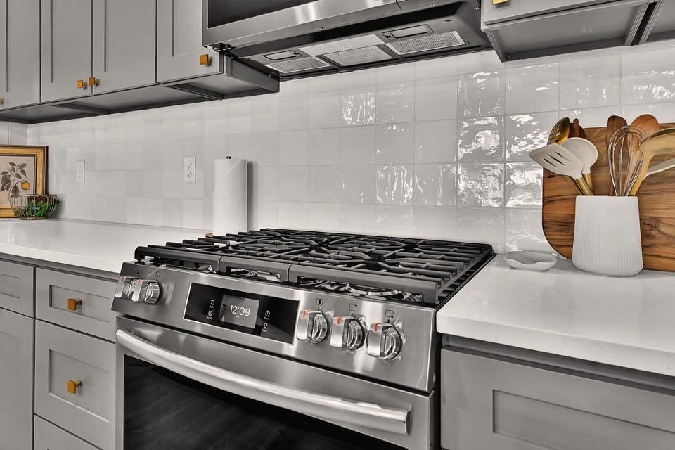 Cook like a chef on this sleek 5-burner gas stove.