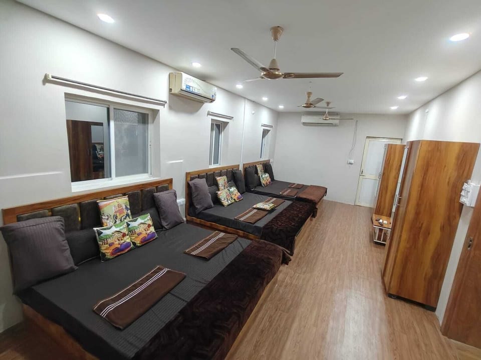 Comfort Triple Room | Bathroom | Shower, slippers, soap, shampoo