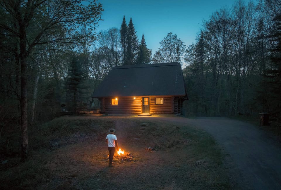 Chalet avec foyer exterieur / Cabin with outdoor fireplace