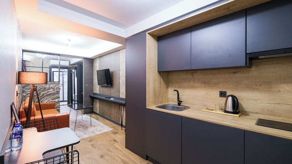 Superior Suite | Private kitchenette | Mini-fridge, stovetop, electric kettle, cookware/dishes/utensils