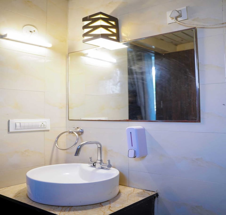 Superior front Green View Room with Balcony | Bathroom | Shower, slippers, shampoo