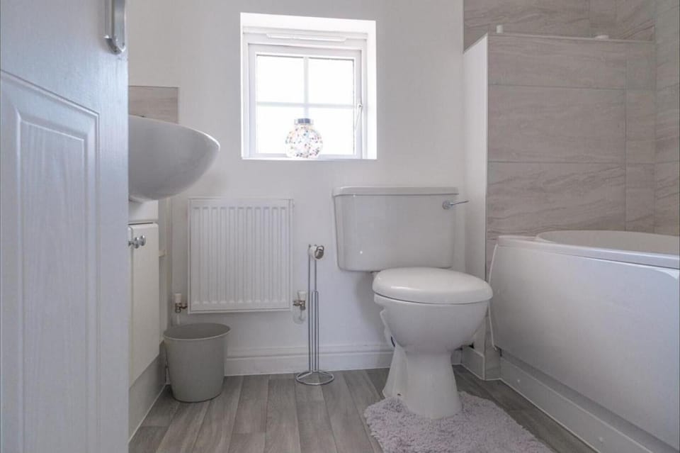 House | Bathroom | Combined shower/tub, deep soaking tub, free toiletries, towels