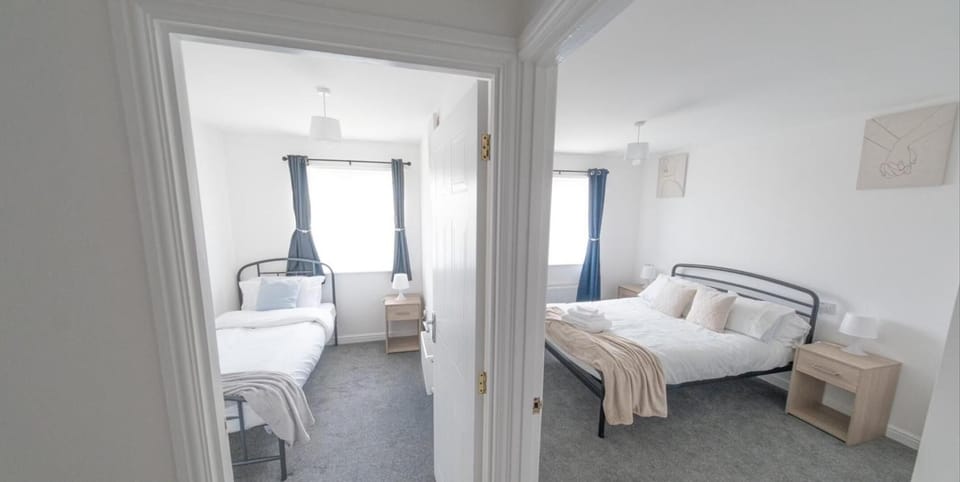 Sleeps 5 - Private Garden- Free Parking House in Corby