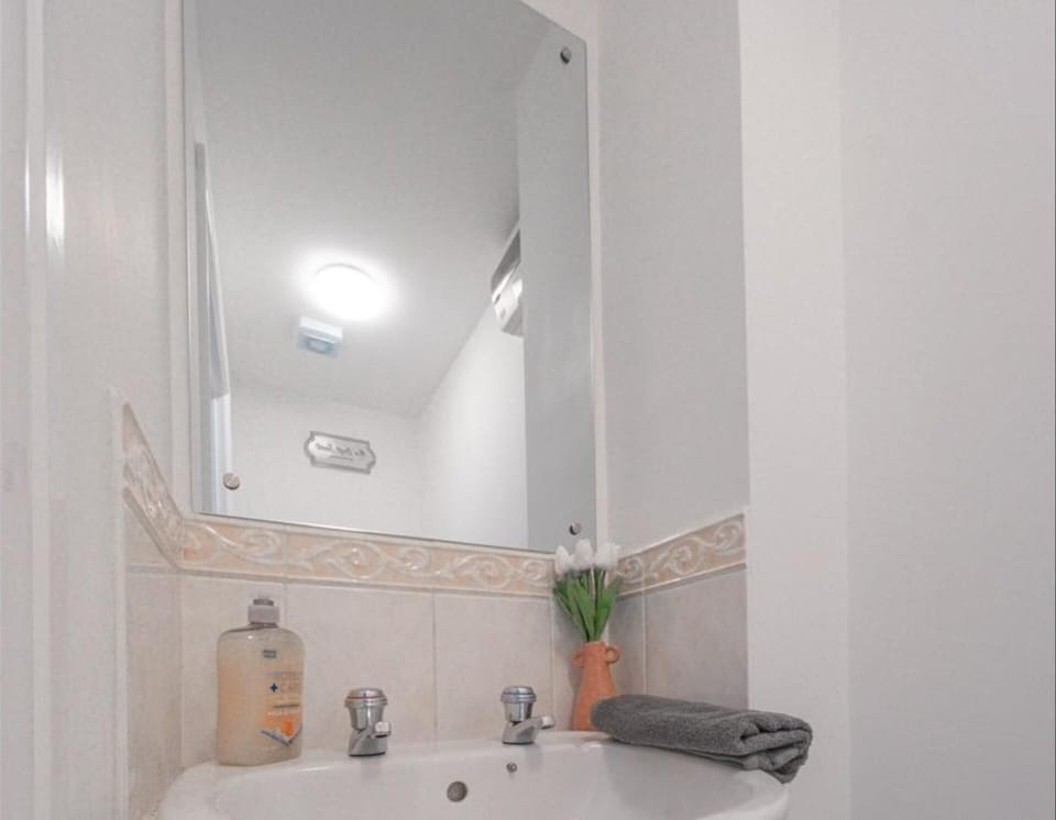 House | Bathroom | Combined shower/tub, deep soaking tub, free toiletries, towels