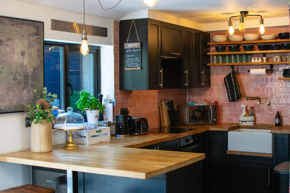 House | Shared kitchen | Stovetop, electric kettle, toaster, cookware/dishes/utensils