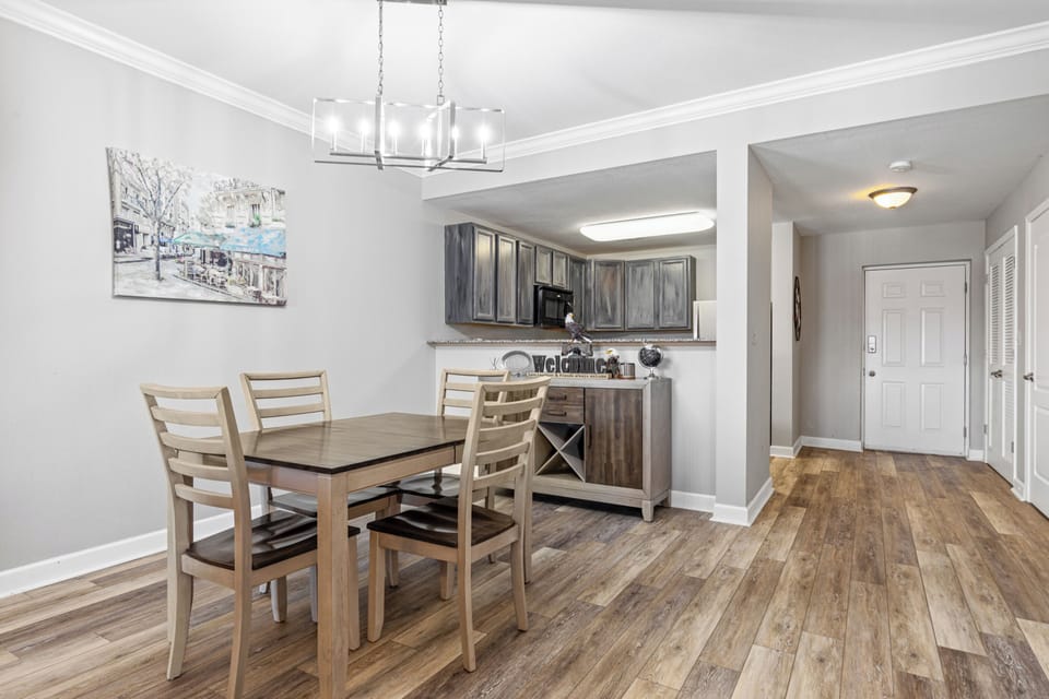 Deluxe Condo, 1 Bedroom, Mountain View | In-room dining