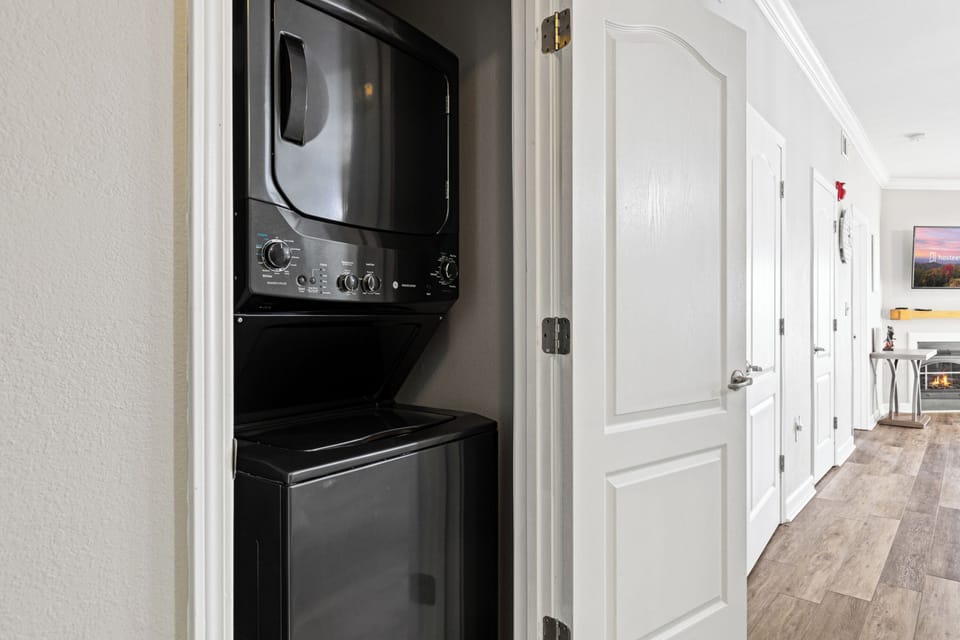Deluxe Condo, 1 Bedroom, Mountain View | Laundry