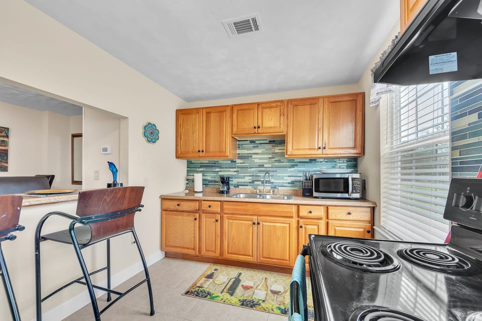 House, 3 Bedrooms | Private kitchen | Fridge, oven, coffee/tea maker